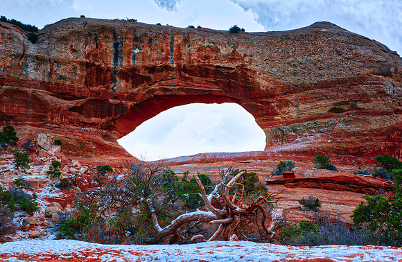 Arch, "Colorado River", Dead, "Green RIver", Handle, Horse, Jug, "La Sal Mountains", Moab, National, "Pack Peak", Park, Park, Point, State, USA, Utah, "Wilson Arch", "black & white", clouds, desert, n